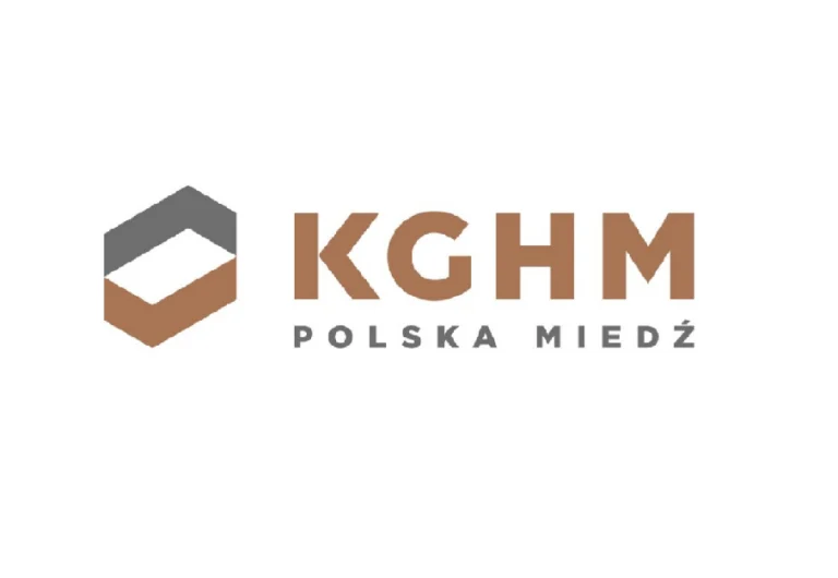 Logo KGHM Polska Miedź z szarym i brązowym symbolem geometrycznym