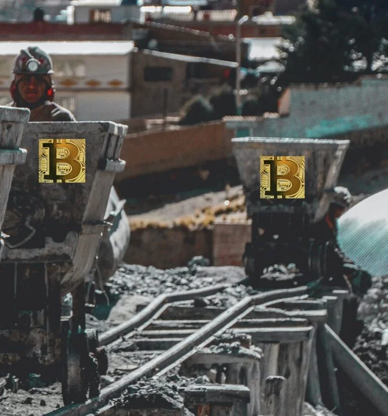 Górnicze ciężarówki z logo Bitcoin przy wydobyciu surowców na placu budowy