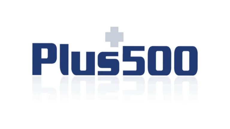 Logo Plus500 z niebieskim napisem i szarym symbolem krzyża