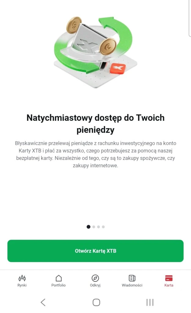 Srebrna karta XTB otoczona złotymi monetami i zielonymi strzałkami