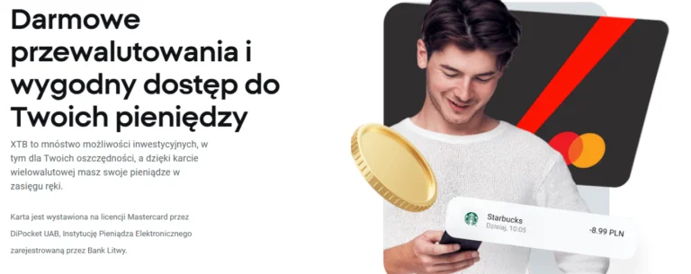Mężczyzna trzymający telefon, złota moneta, karta płatnicza Mastercard i ekran eWalletu XTB