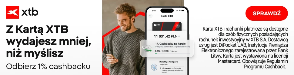 Mężczyzna trzymający telefon z aplikacją karty XTB