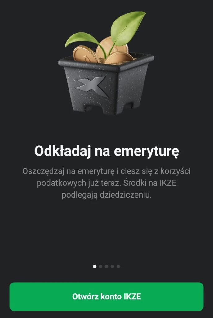 Czarna doniczka z rośliną i monetami, logo XTB