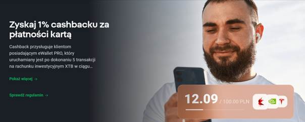 Mężczyzna pokazuje eWallet XTB z kwotą cashbacku 12.09 PLN