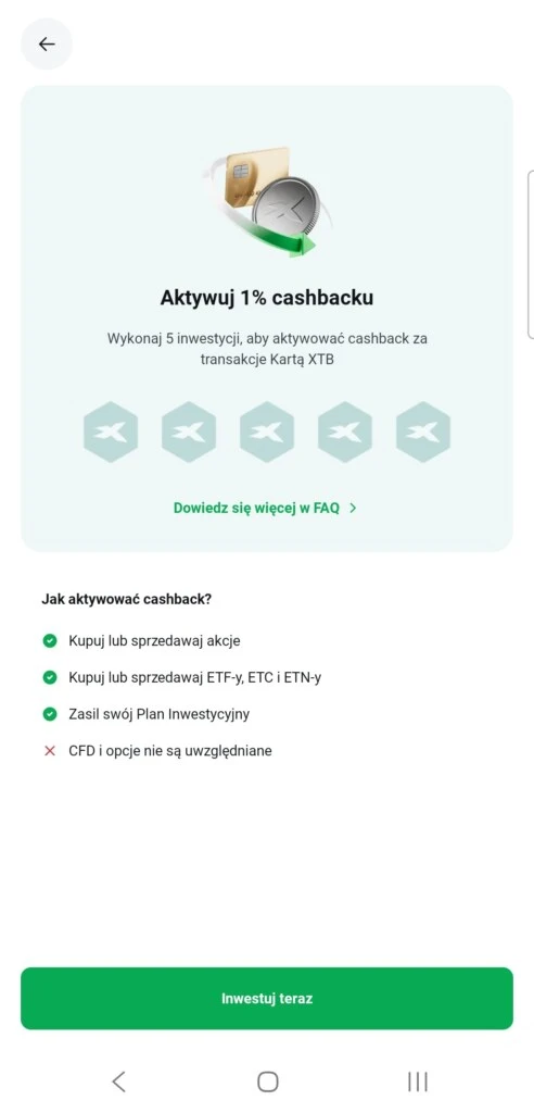 Złota karta płatnicza i srebrna moneta XTB na zielonym tle