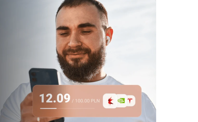 Mężczyzna z słuchawką sprawdzający cashback na karcie XTB w telefonie