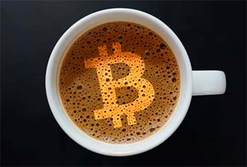 Filiżanka kawy z symbolem Bitcoin w piance