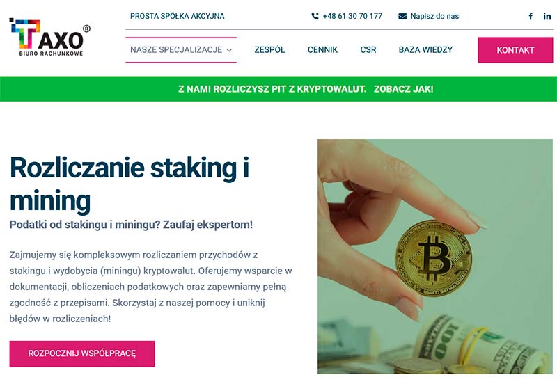 Moneta Bitcoin w dłoni nad banknotami dolarowymi