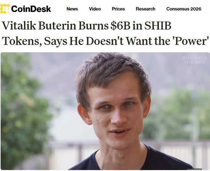 Vitalik Buterin w czarnej koszulce przed rozmytym tłem natury