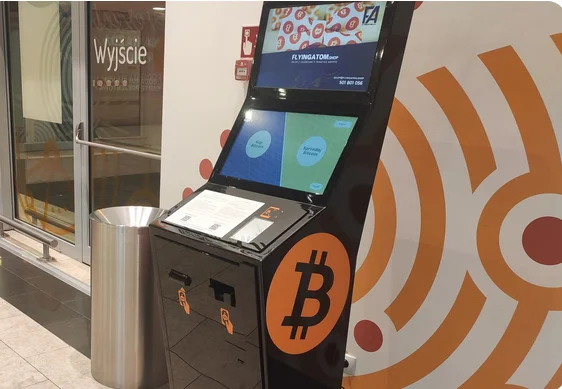Bankomat Bitcoin firmy FlyingAtom oferujący DOGE