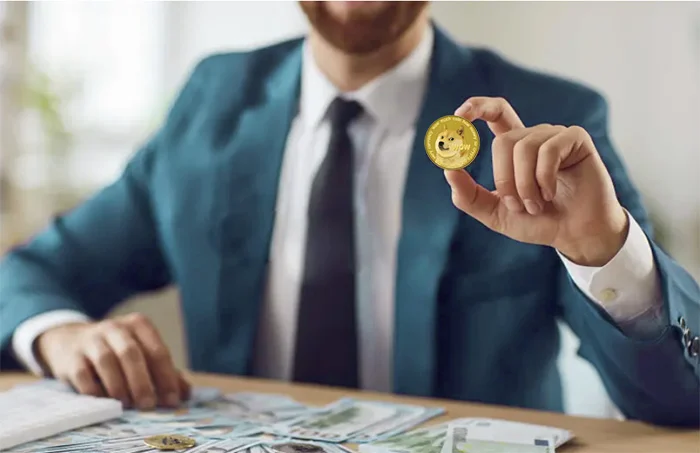 Mężczyzna w garniturze trzymający złotą monetę Dogecoin - kantor krypto