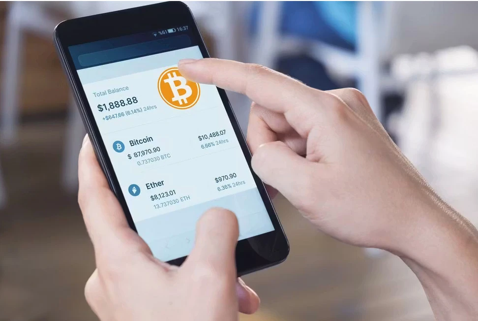 Zakup BTC - dłonie trzymające smartfon