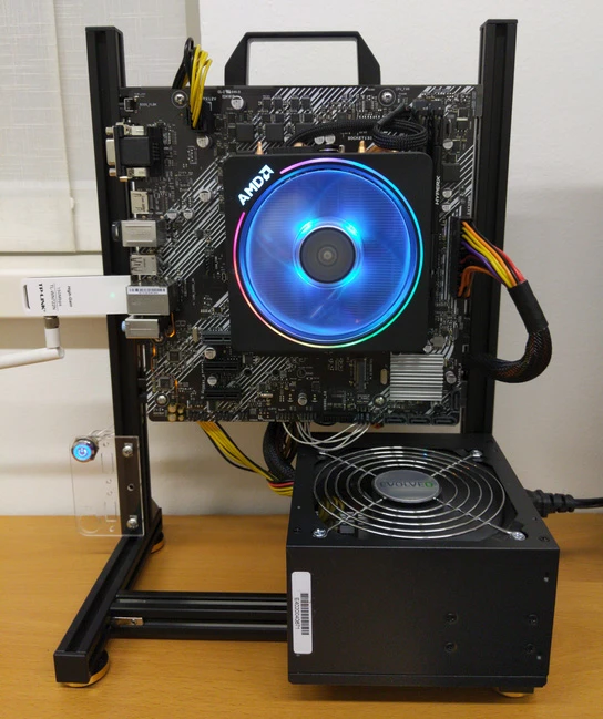 Otwarty rig do kopania kryptowalut z płytą AMD i podświetleniem RGB