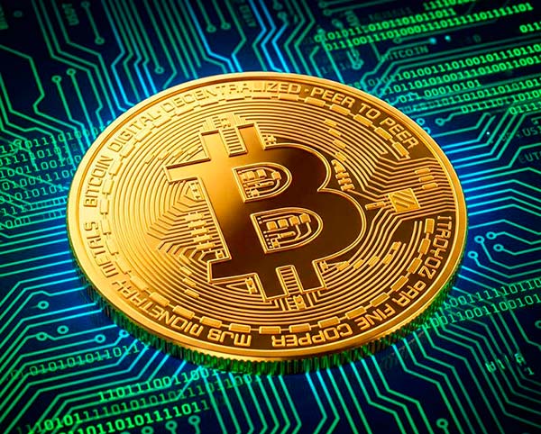Złota moneta Bitcoin na tle zielonej płyty elektronicznej