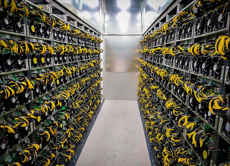 Rzędy koparek Bitmain Antminer w centrum danych